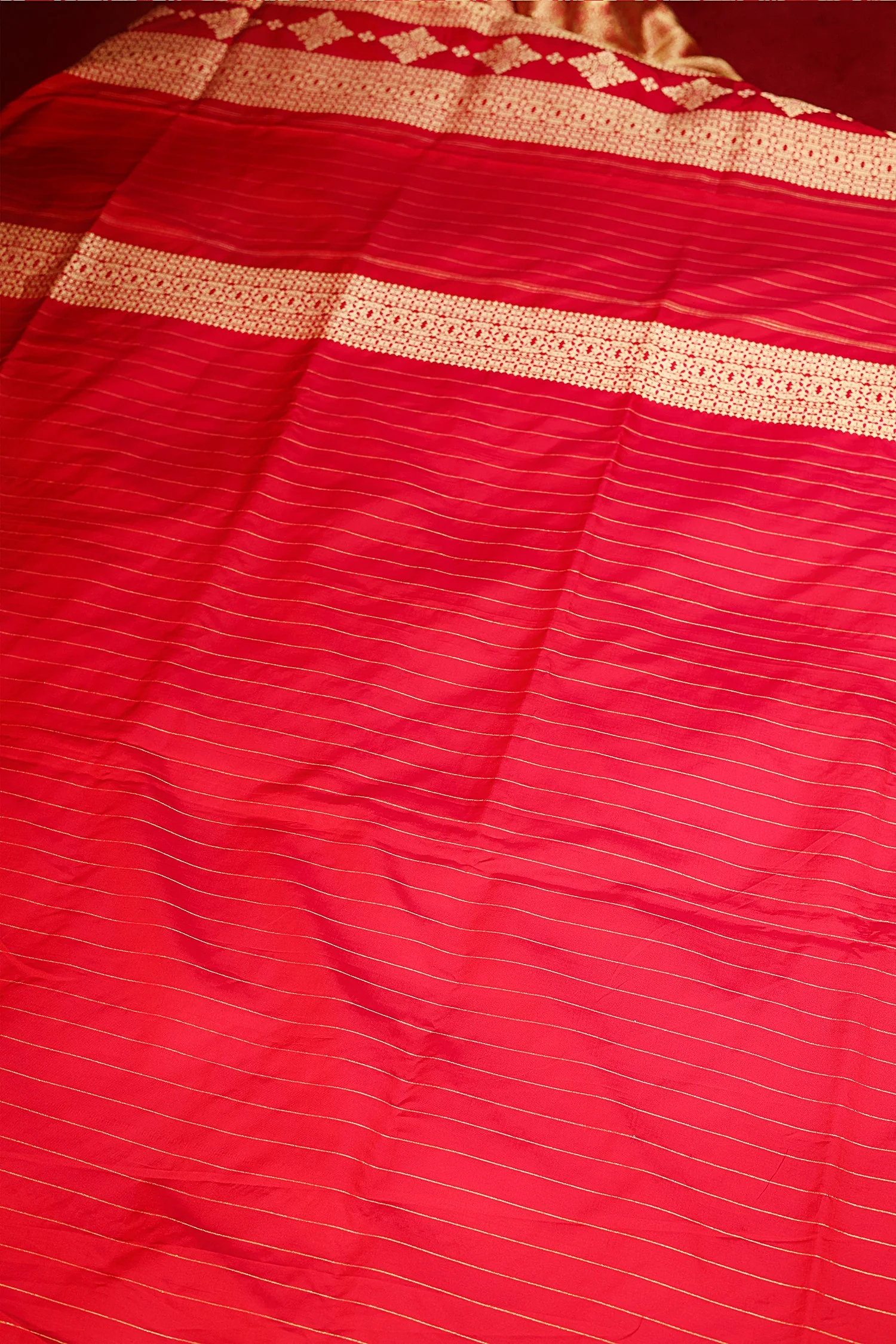 Red Banarasi Silk Traditional Checks Woven Saree - Image 5